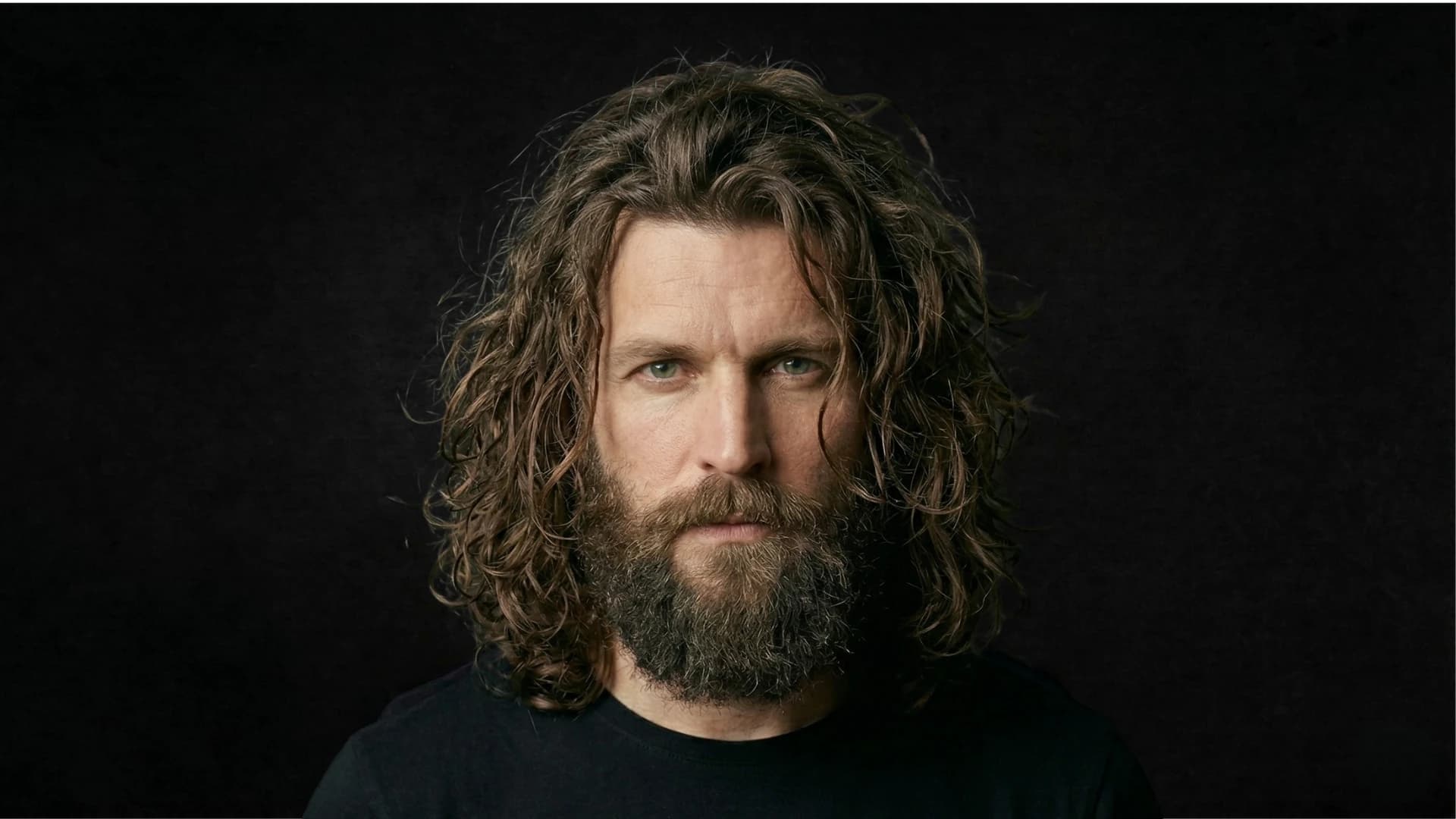 Homem de cabelo longo e barba antes do corte masculino, na Tramontta em Joinville