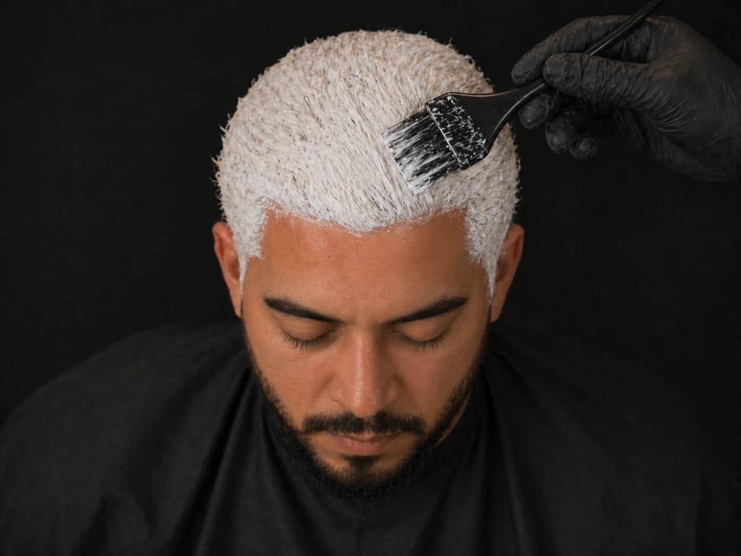 Cabelo platinado masculino com coloração e química capilar em barbearia de Joinville