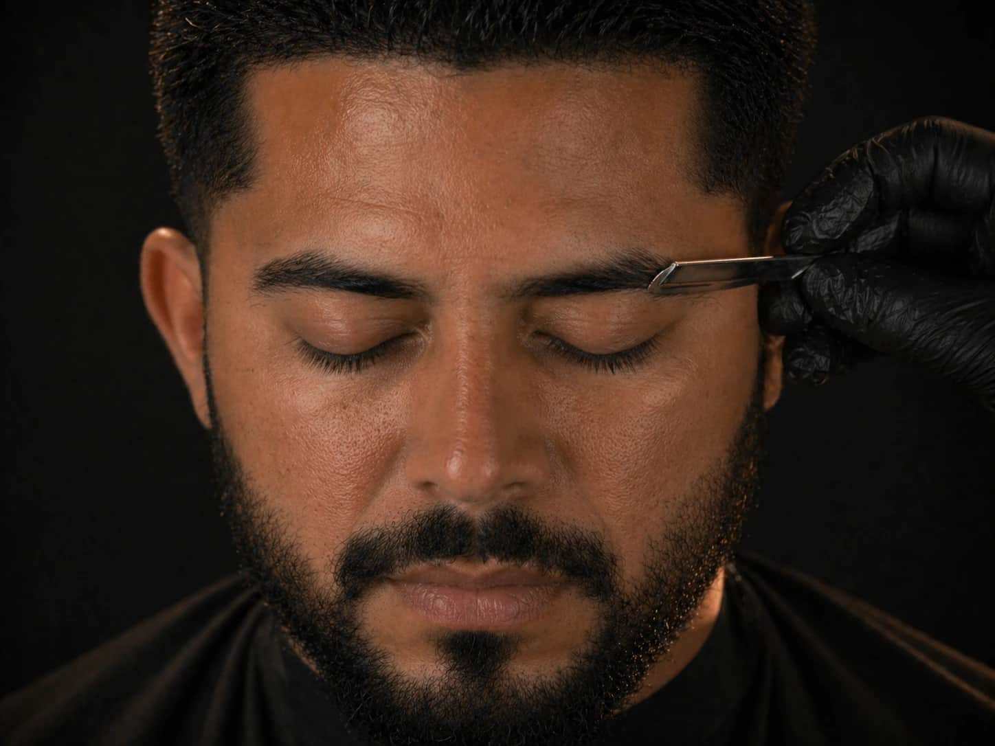 Design de sobrancelha masculina com pinça e navalha em barbearia de Joinville