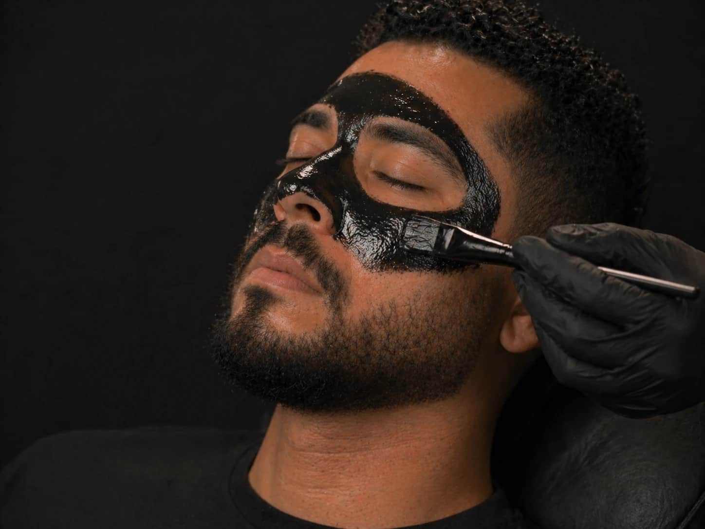 Limpeza de pele masculina sendo realizada na Barbearia Tramontta em Joinville